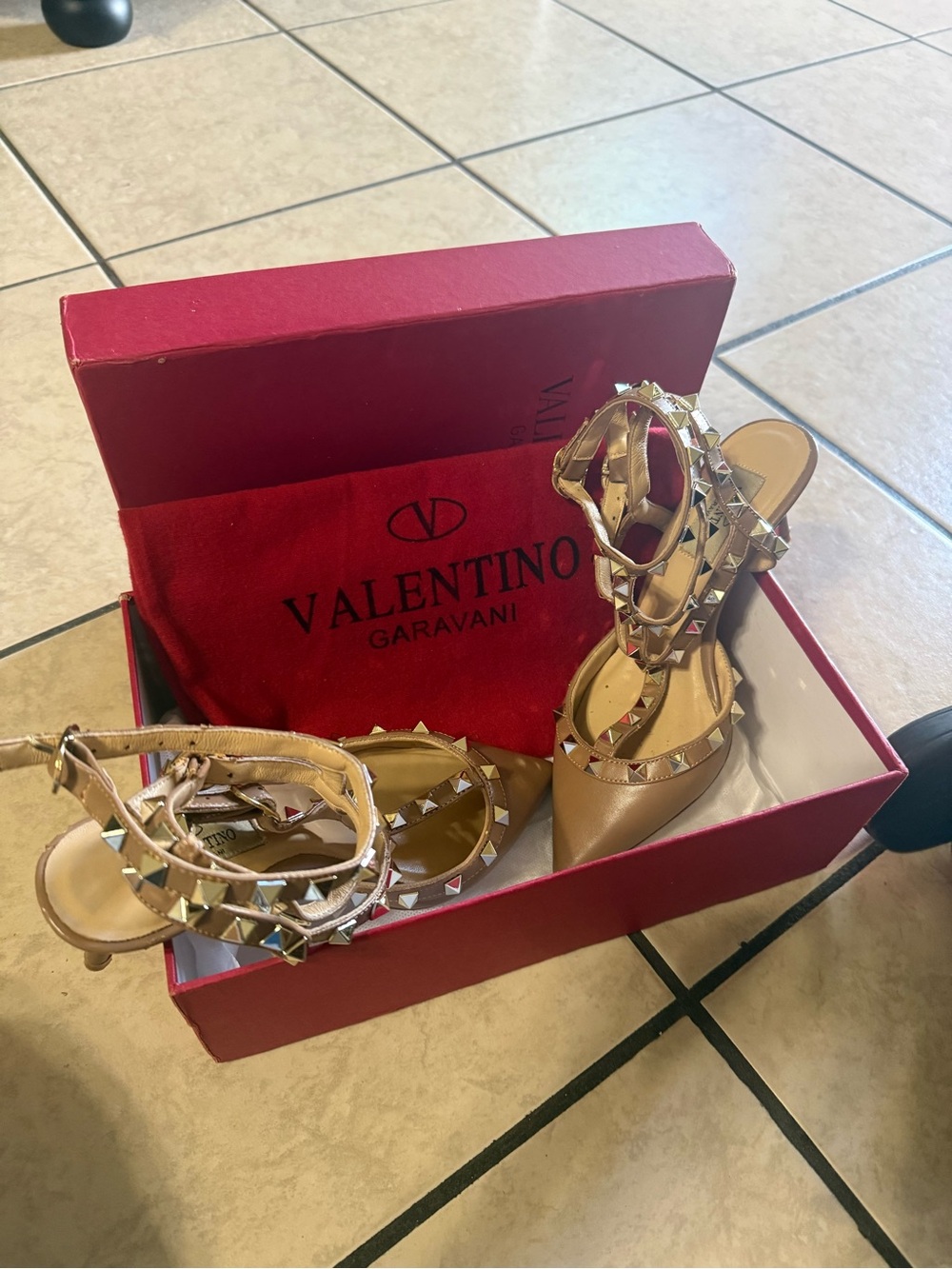 Valentino Garavani Nude Leather Rockstud Pointed-Toe Strappy kitten Heels - Picture 2 of 12